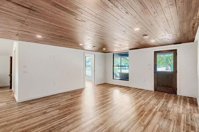 Building Photo - 1321 W San Antonio St