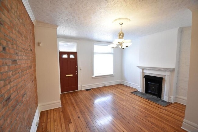 Building Photo - 2 bedroom, 2.5 bathroom brick townhouse