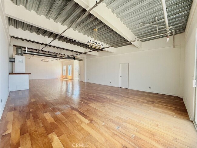 Building Photo - 312 W 5th St