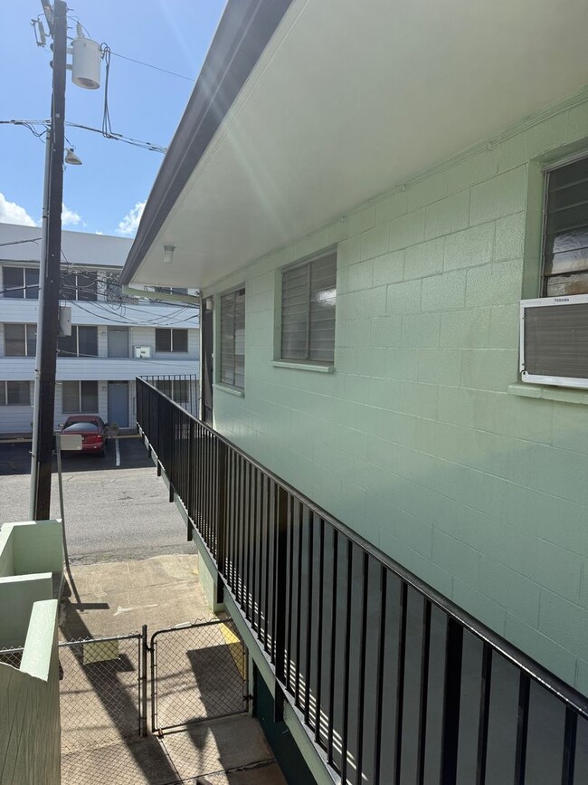 Building Photo - Refreshed - 2 bedroom, 1 bath unit in grea...