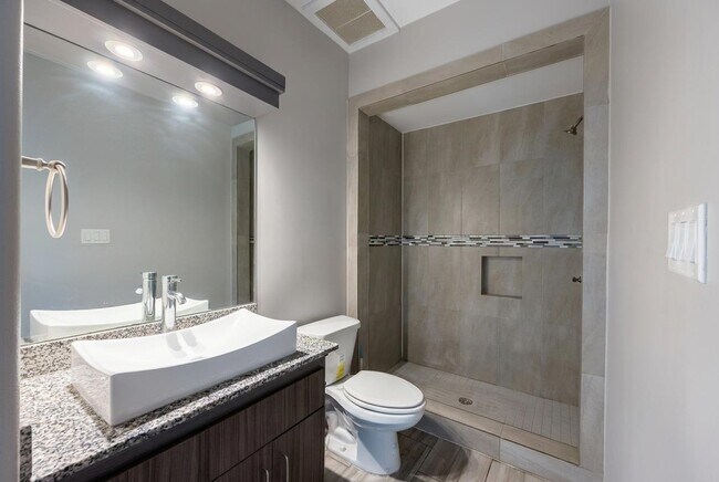 Building Photo - 5601 Cuenca Dr