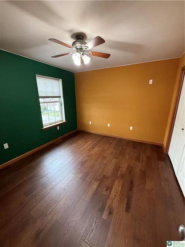 Building Photo - 4 bedroom 2.5 bathroom