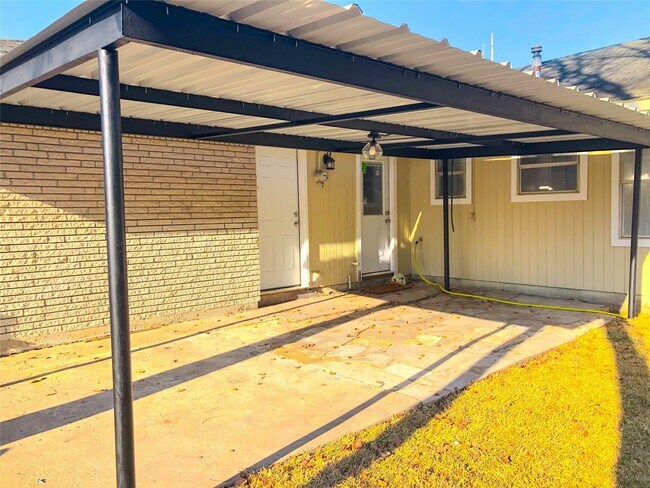 Building Photo - 5005 De Milo Dr