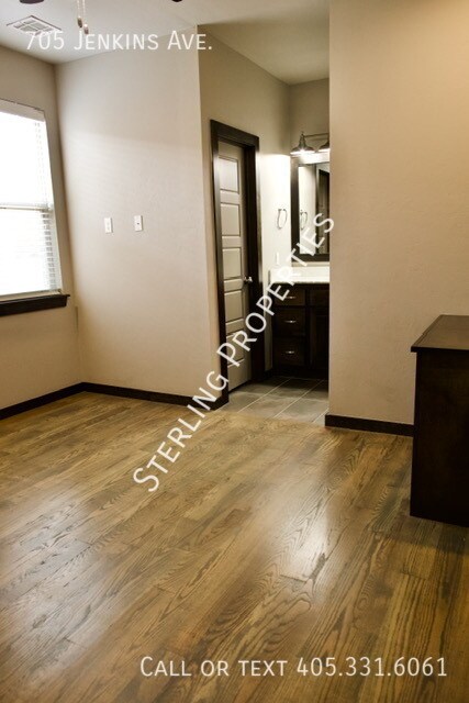 Building Photo - 705 S Jenkins Ave