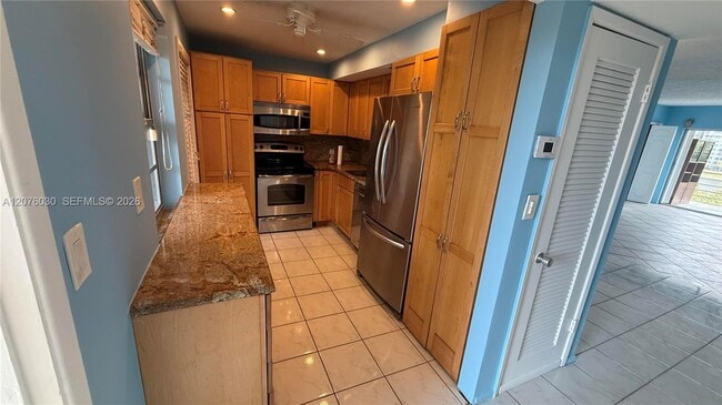 Building Photo - 2751 N Palm Aire Dr
