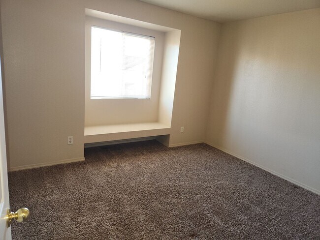 Building Photo - 2-Bedroom Briargate Townhouse