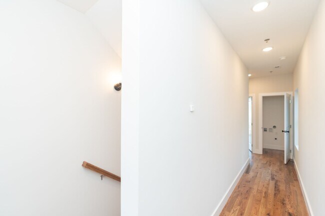 Building Photo - Modern 4 Bedroom Townhome in Southside Chattanooga