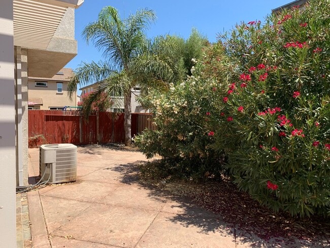 Building Photo - Beautiful 3 Bedroom, 2.5 Brentwood Home