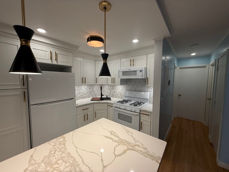 LIGHTING: pendant, recess, under the cabinet and kitchen accent lighting - 46 Hull St