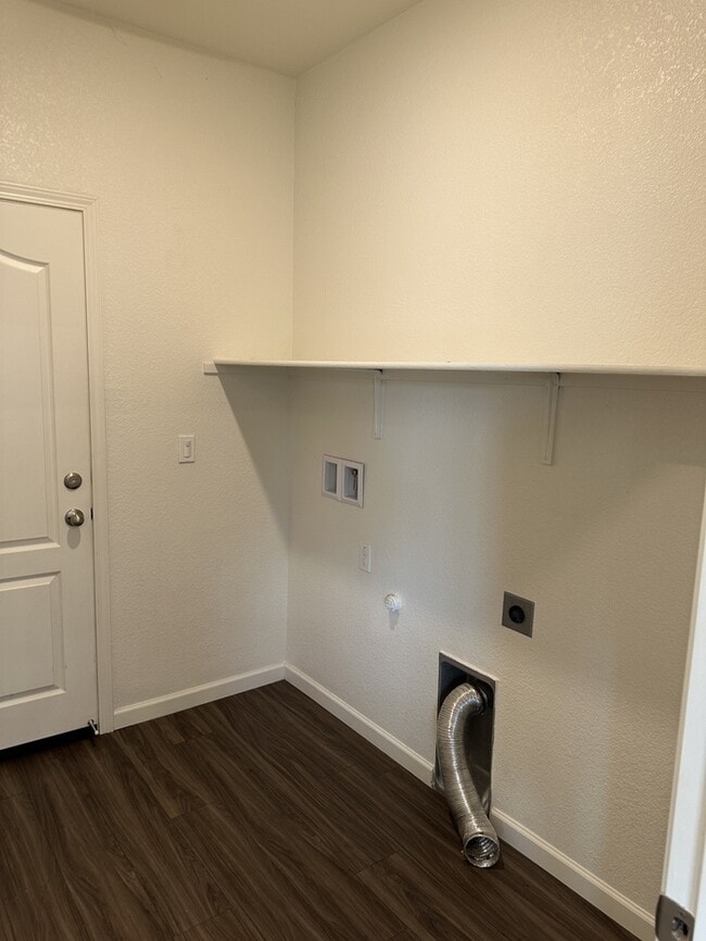 Building Photo - Manteca 5 Bedroom, 3 Bath Executive Style ...