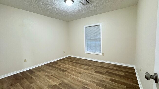 Building Photo - 105 Williamsburg Dr