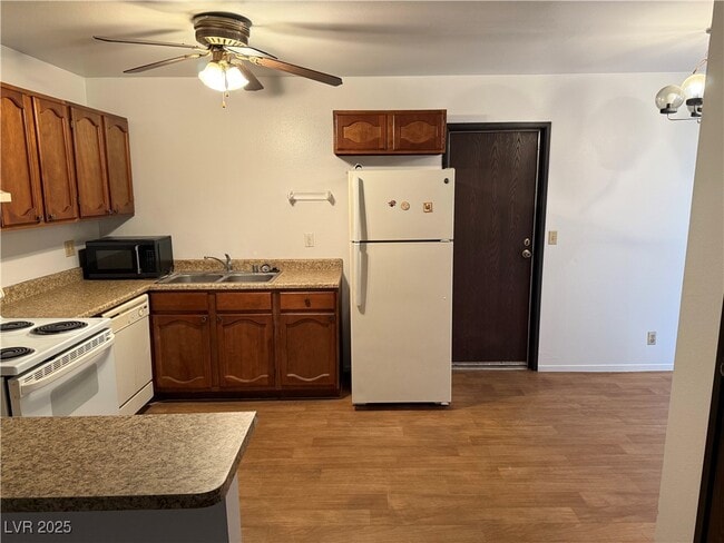Building Photo - 5246 Golden Ln