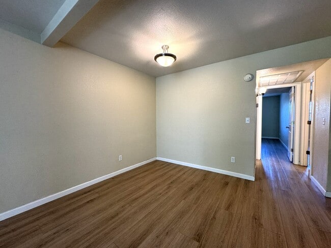 Building Photo - MELROSE DISTRICT CONDO WITH HUGE MOVE-IN SPECIAL – HALF OFF FIRST & SECOND MONTH’S RENT!
