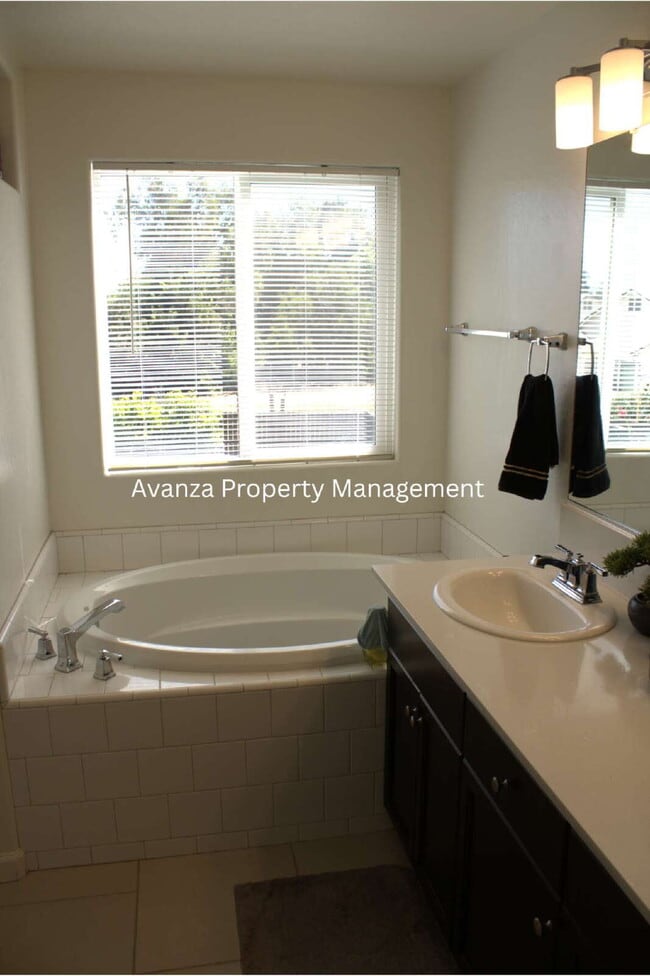 Building Photo - 1 Year Lease 4 Bed  3 Bath  Rent: $2,695 D...