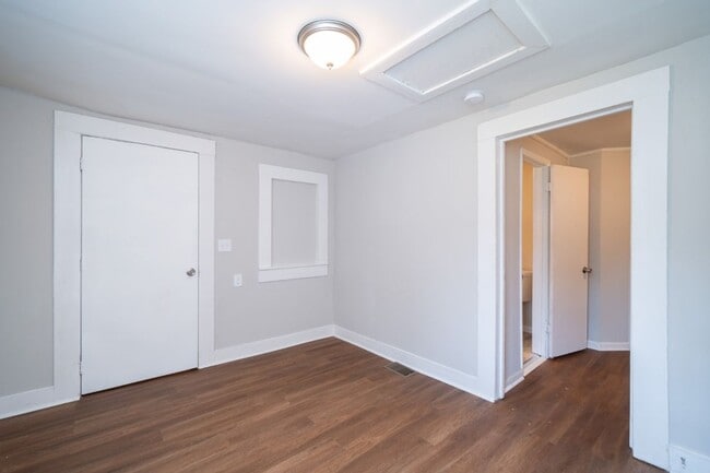 Building Photo - 510 W Lake Dr