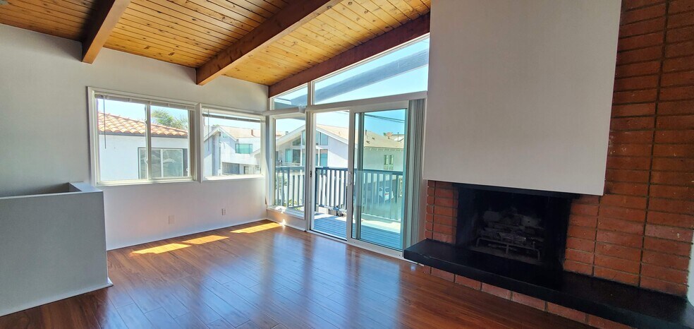 LIVING ROOM TO BALCONY & FIREPLACEE - 3820 Ocean Dr