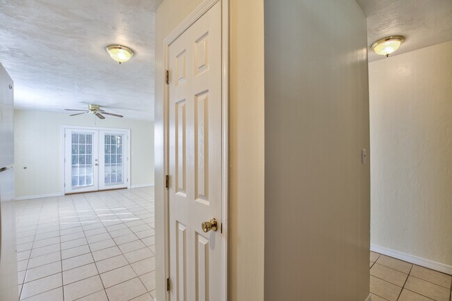 Building Photo - 2454 Wren Hollow Dr