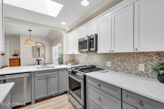 Building Photo - 520 Brighton Ave