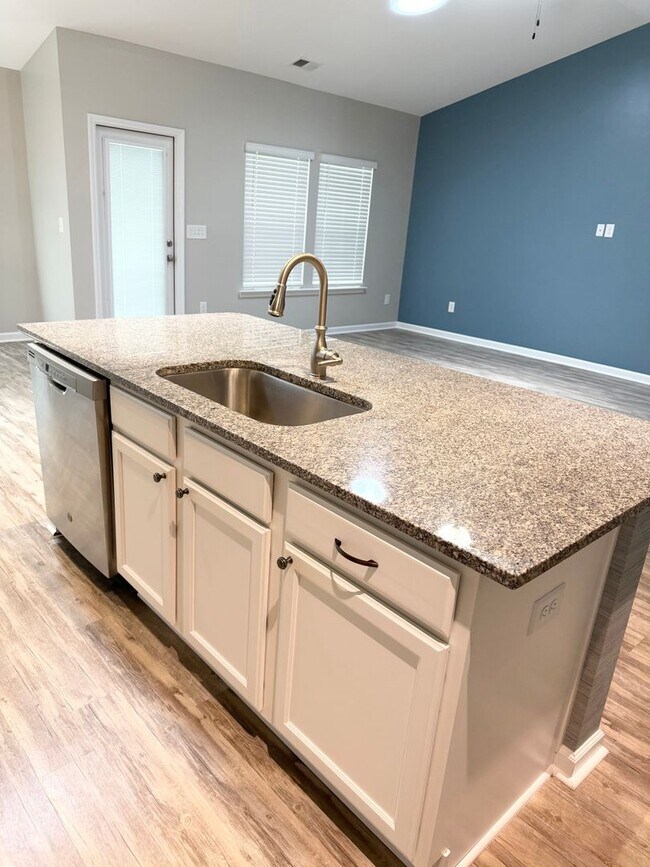 Building Photo - BEAUTIFUL 3 bedroom / 2 bathroom home available NOW!