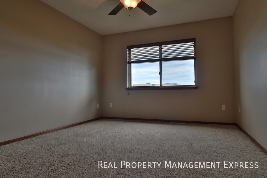 Building Photo - Fantastic 2 Bedroom 2 Bathroom Condo on th...
