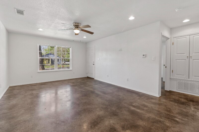 Building Photo - 712 Seven Oaks Rd