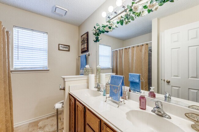 Building Photo - Available August 15th | 4 Bd, 2ba for Leas...