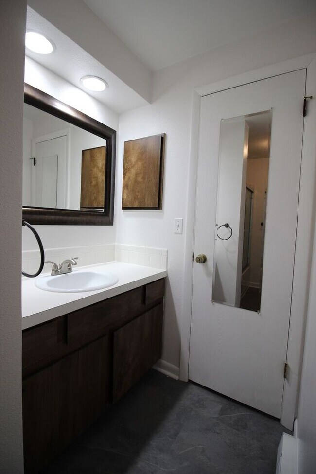 Building Photo - Cozy 2 bedroom condo