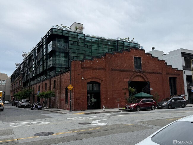 Building Photo - 260 King St
