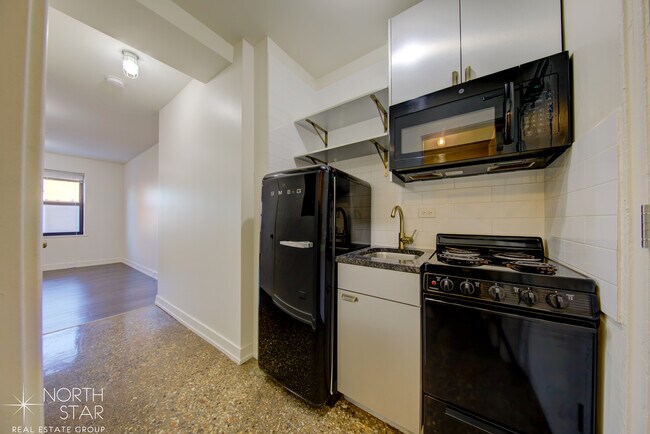 Primary Photo - 1021 W Lawrence Ave
