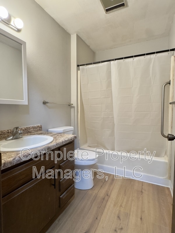 Building Photo - 208 Franke St