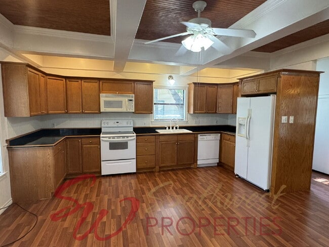 Building Photo - Outstanding 3 bedroom with extra bonus room and screened in porch!