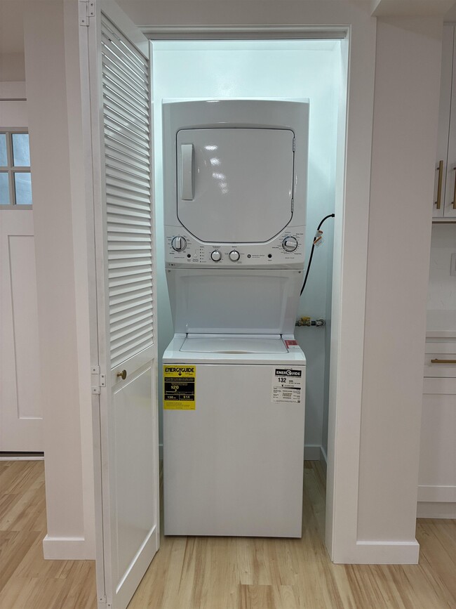 Building Photo - 716 11TH St