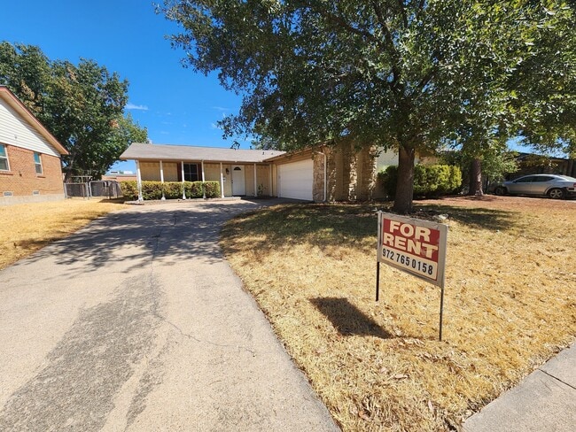 Building Photo - 2210 Newcastle Dr
