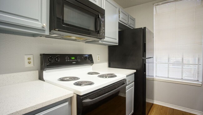 Building Photo - 2/2 Renovated Condo in Central Austin