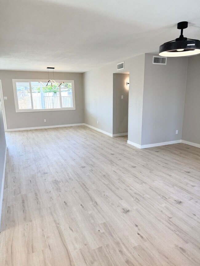 Building Photo - Newly Renovated 3 bedroom 2 bathroom House In Tempe. Private Pool With Pool Service Included