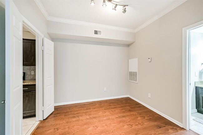Building Photo - 2255 Braeswood Park Dr