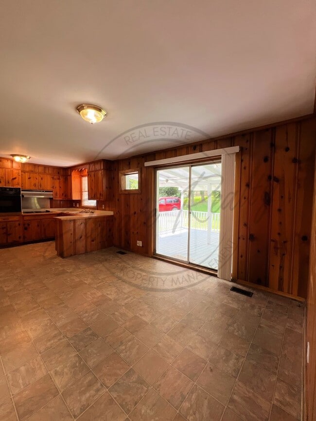 Building Photo - All Brick, 3 Bedroom Ranch in Hendersonvil...
