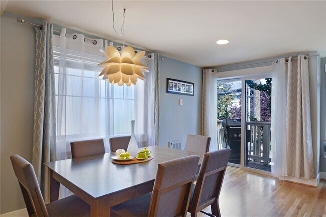 Building Photo - Stylish Townhome 4 Blocks North of Green Lake