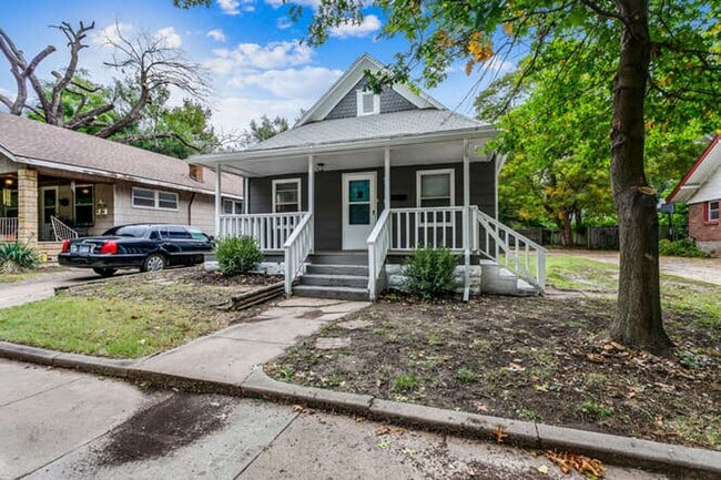 Building Photo - 3 Bedroom 2 bath home with garage in a prime location!