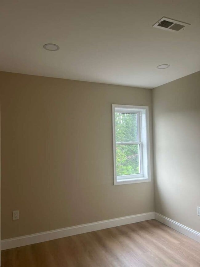Building Photo - Spacious 3-Bedroom, 2-Bath Home with Modern Comforts