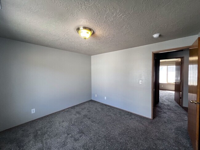 Building Photo - 4000 NE 109th Ave