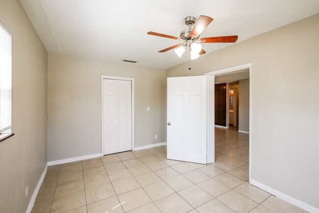 Building Photo - 841 NE 51st Ct