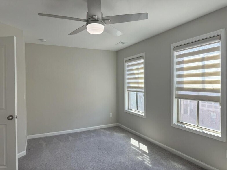 Building Photo - 381 Northaven Ave