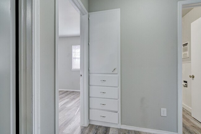 Building Photo - Beautifully Remodeled 3 or 4 bedroom with ...