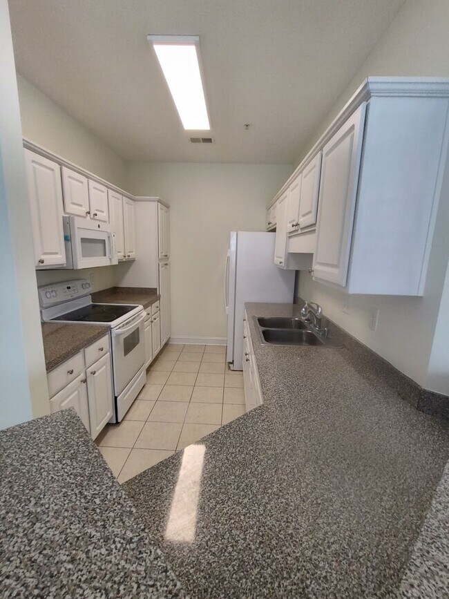 Building Photo - MOVE IN READY! 3rd Floor Condo with BEAUTIFUL Pond View! Central Location!