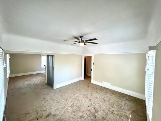 Building Photo - Vintage Upstairs Midtown Apartment