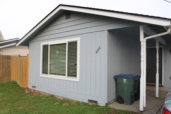 Building Photo - 2 Bedroom, 1 Bathroom Duplex!!!!