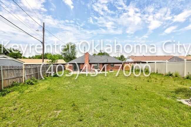Building Photo - Massive 3BD/2BTH Home Minutes from the Highway.