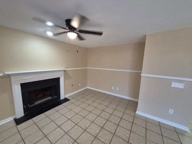 Building Photo - 5907 Deer Lake Dr