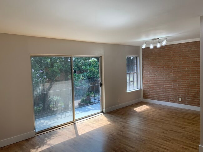 Building Photo - 2822 Briarhurst Dr